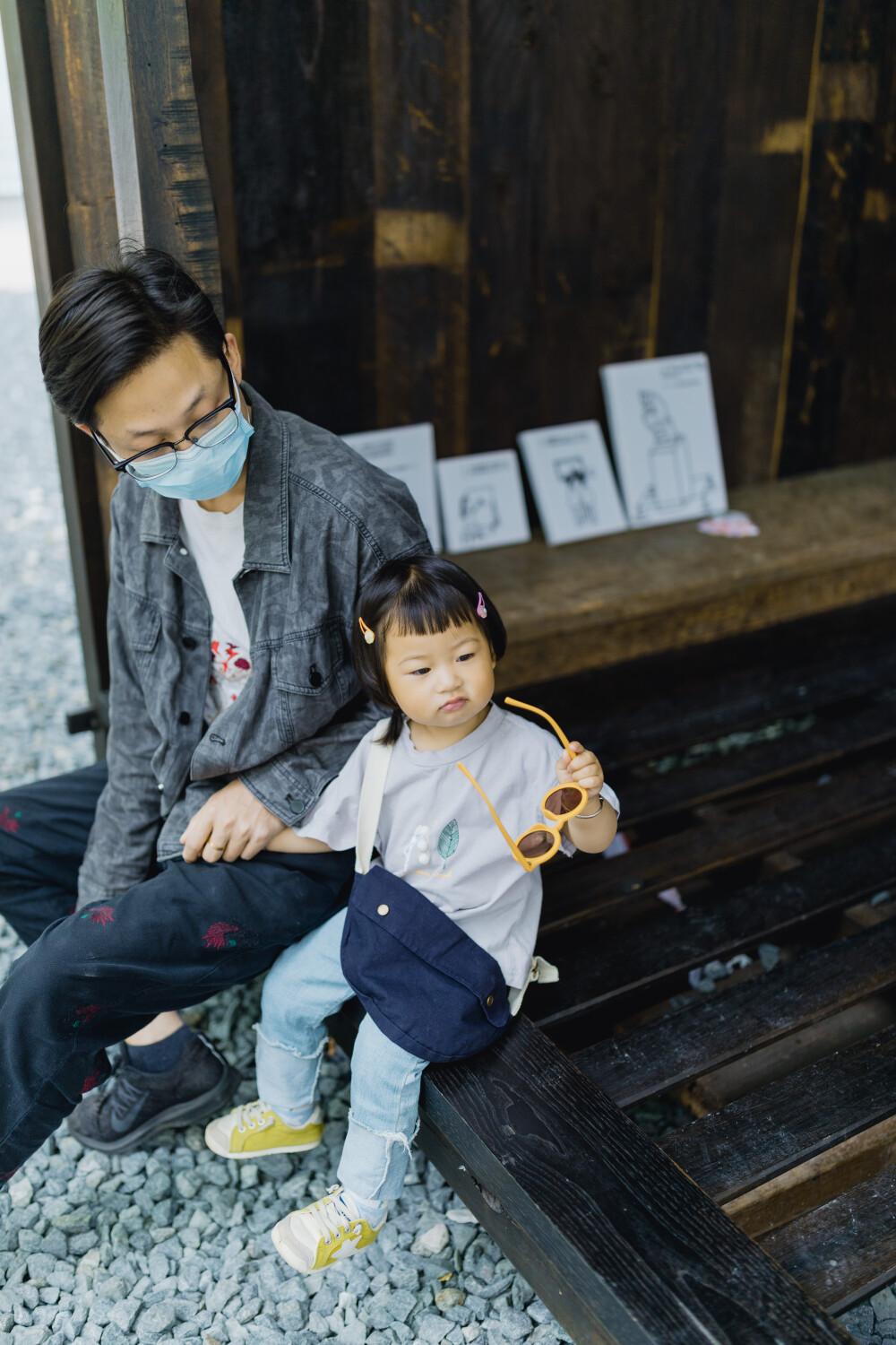 童趣特刊
摄影：洪小漩
出镜：菲比等家人
自从有了孩子后，周末去哪儿成为我每周都要计划的小事。
周五还在想，带菲比去哪里玩比较好，结果就看到了plant bb在天目里策划的童趣特刊市集。不得不说，plant bb每次策划的市集都很有趣。这次的更是正中下怀。
小红书上有人提醒，多带一套衣服，到了现场才深感的确很有必要。小朋友几乎都难以拒绝踩水的快乐，菲比更是从小心试探到乐不思蜀，最后浑身湿透，打着冷战一直往外蹦“冰冰凉”。
于我而言，身边不断晃过的潮娃更是让我眼睛都快不够用了，一直拽着阿科说，人家的小孩也太可爱了，得学习学习他们的穿搭。
不过，相较大多数孩子的社交能力，菲比还是欠缺