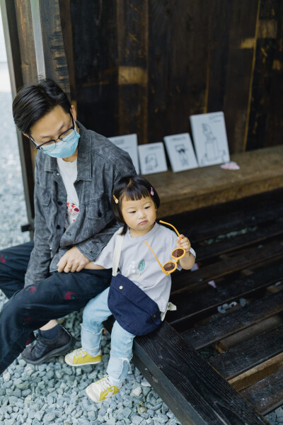 童趣特刊
摄影：洪小漩
出镜：菲比等家人
自从有了孩子后，周末去哪儿成为我每周都要计划的小事。
周五还在想，带菲比去哪里玩比较好，结果就看到了plant bb在天目里策划的童趣特刊市集。不得不说，plant bb每次…