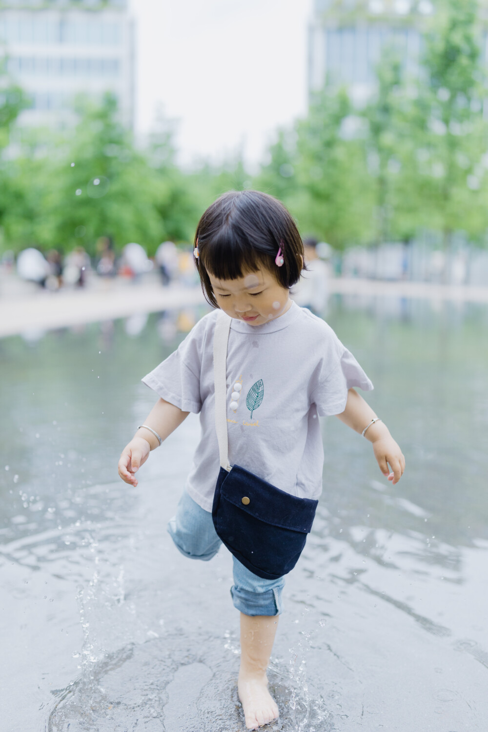 童趣特刊
摄影：洪小漩
出镜：菲比等家人
自从有了孩子后，周末去哪儿成为我每周都要计划的小事。
周五还在想，带菲比去哪里玩比较好，结果就看到了plant bb在天目里策划的童趣特刊市集。不得不说，plant bb每次策划的市集都很有趣。这次的更是正中下怀。
小红书上有人提醒，多带一套衣服，到了现场才深感的确很有必要。小朋友几乎都难以拒绝踩水的快乐，菲比更是从小心试探到乐不思蜀，最后浑身湿透，打着冷战一直往外蹦“冰冰凉”。
于我而言，身边不断晃过的潮娃更是让我眼睛都快不够用了，一直拽着阿科说，人家的小孩也太可爱了，得学习学习他们的穿搭。
不过，相较大多数孩子的社交能力，菲比还是欠缺