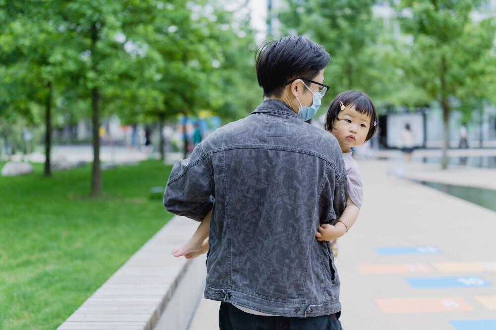 童趣特刊
摄影：洪小漩
出镜：菲比等家人
自从有了孩子后，周末去哪儿成为我每周都要计划的小事。
周五还在想，带菲比去哪里玩比较好，结果就看到了plant bb在天目里策划的童趣特刊市集。不得不说，plant bb每次策划的市集都很有趣。这次的更是正中下怀。
小红书上有人提醒，多带一套衣服，到了现场才深感的确很有必要。小朋友几乎都难以拒绝踩水的快乐，菲比更是从小心试探到乐不思蜀，最后浑身湿透，打着冷战一直往外蹦“冰冰凉”。
于我而言，身边不断晃过的潮娃更是让我眼睛都快不够用了，一直拽着阿科说，人家的小孩也太可爱了，得学习学习他们的穿搭。
不过，相较大多数孩子的社交能力，菲比还是欠缺