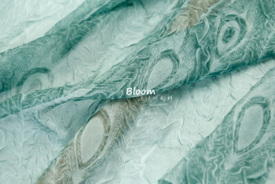 雾面立体浮雕~半透明 苔藓绿色孔雀羽毛褶皱提花雪纺皱纱