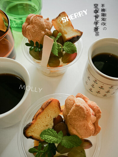 「空中の下午茶」
可露麗切塊+奶油cake
小花達克瓦茲也一起
大滿足的下午茶組合??