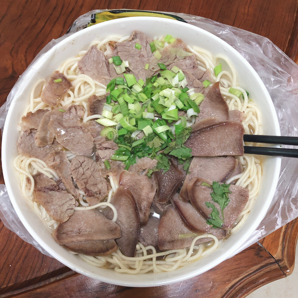 超大份牛肉面