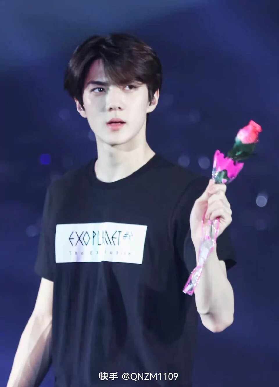 吴世勋 오세훈 Oh Se Hun sehun
韩国国籍
1994年4月12日出生于韩国首尔特别市，韩国男歌手、演员，韩国男子流行演唱组合EXO及团内分队EXO-K和EXO-SC成员。
2012年4月8日，以EXO、EXO-K组合成员身份在SBS“人气歌谣”舞台正式出道，是组合中年纪最小的。
2014年4月9日，主演的网络迷你剧《我邻居是EXO》播出；8月17日，参与录制综艺节目《Running Man》。
2015年6月26日，作为特别嘉宾参加真人秀节目《前往世界的尽头》；
11月21日，作为嘉宾参加美食节目《你看起来很好吃》。
2016年3月21日，吴世勋主演爱情片《我爱喵星人》，该片也是他首部电影作品。
9月16日，开始拍摄网络言情剧《亲爱的阿基米德》。
2018年，主演网剧《独孤：倒回》、《女神缔造者》，并作为固定MC出演推理综艺《犯人就是你》；
11月，随团发布正规五辑《Don't mess up my tempo》。
2019年6月28日，宣布同队友朴灿烈组成小分队EXO-SC，并同期发行专辑《What a life》