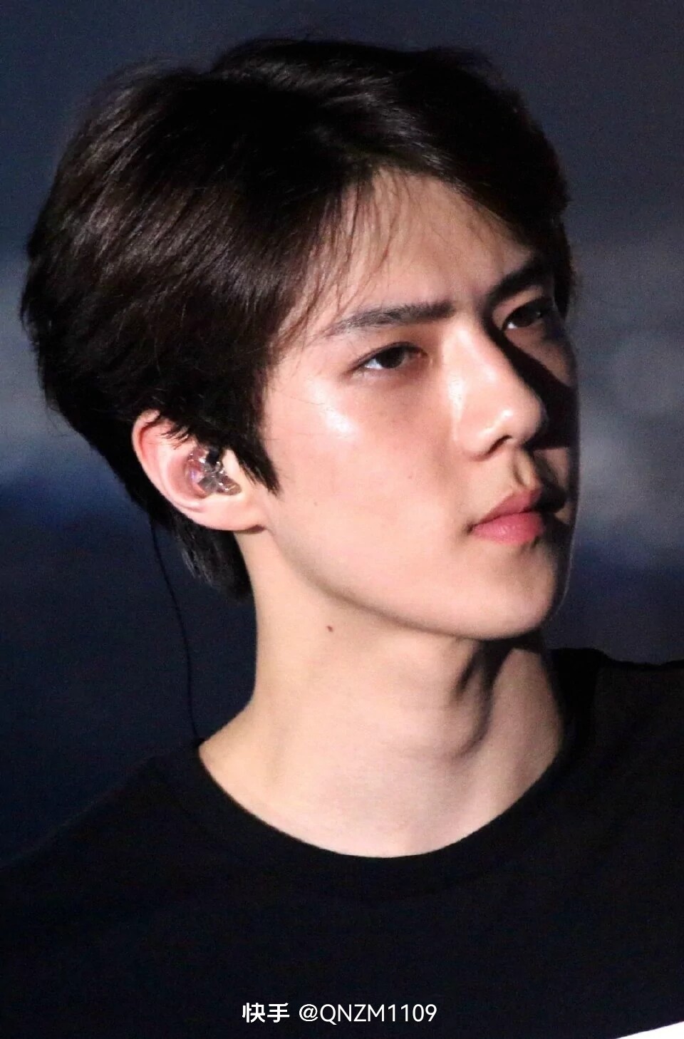 吴世勋 오세훈 Oh Se Hun sehun
韩国国籍
1994年4月12日出生于韩国首尔特别市，韩国男歌手、演员，韩国男子流行演唱组合EXO及团内分队EXO-K和EXO-SC成员。
2012年4月8日，以EXO、EXO-K组合成员身份在SBS“人气歌谣”舞台正式出道，是组合中年纪最小的。
2014年4月9日，主演的网络迷你剧《我邻居是EXO》播出；8月17日，参与录制综艺节目《Running Man》。
2015年6月26日，作为特别嘉宾参加真人秀节目《前往世界的尽头》；
11月21日，作为嘉宾参加美食节目《你看起来很好吃》。
2016年3月21日，吴世勋主演爱情片《我爱喵星人》，该片也是他首部电影作品。
9月16日，开始拍摄网络言情剧《亲爱的阿基米德》。
2018年，主演网剧《独孤：倒回》、《女神缔造者》，并作为固定MC出演推理综艺《犯人就是你》；
11月，随团发布正规五辑《Don't mess up my tempo》。
2019年6月28日，宣布同队友朴灿烈组成小分队EXO-SC，并同期发行专辑《What a life》