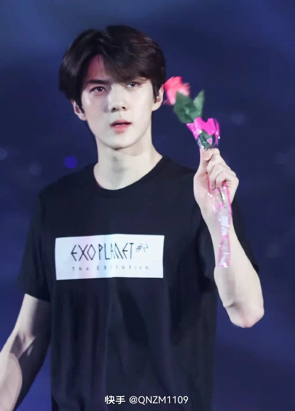 吴世勋 오세훈 Oh Se Hun sehun
韩国国籍
1994年4月12日出生于韩国首尔特别市，韩国男歌手、演员，韩国男子流行演唱组合EXO及团内分队EXO-K和EXO-SC成员。
2012年4月8日，以EXO、EXO-K组合成员身份在SBS“人气歌谣”舞台正式出道，是组合中年纪最小的。
2014年4月9日，主演的网络迷你剧《我邻居是EXO》播出；8月17日，参与录制综艺节目《Running Man》。
2015年6月26日，作为特别嘉宾参加真人秀节目《前往世界的尽头》；
11月21日，作为嘉宾参加美食节目《你看起来很好吃》。
2016年3月21日，吴世勋主演爱情片《我爱喵星人》，该片也是他首部电影作品。
9月16日，开始拍摄网络言情剧《亲爱的阿基米德》。
2018年，主演网剧《独孤：倒回》、《女神缔造者》，并作为固定MC出演推理综艺《犯人就是你》；
11月，随团发布正规五辑《Don't mess up my tempo》。
2019年6月28日，宣布同队友朴灿烈组成小分队EXO-SC，并同期发行专辑《What a life》