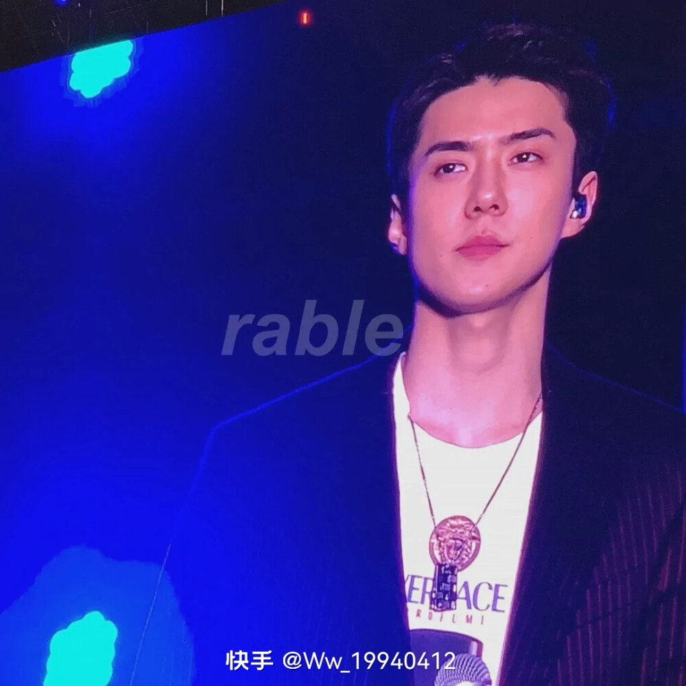 吴世勋 오세훈 Oh Se Hun sehun
韩国国籍
1994年4月12日出生于韩国首尔特别市，韩国男歌手、演员，韩国男子流行演唱组合EXO及团内分队EXO-K和EXO-SC成员。
2012年4月8日，以EXO、EXO-K组合成员身份在SBS“人气歌谣”舞台正式出道，是组合中年纪最小的。
2014年4月9日，主演的网络迷你剧《我邻居是EXO》播出；8月17日，参与录制综艺节目《Running Man》。
2015年6月26日，作为特别嘉宾参加真人秀节目《前往世界的尽头》；
11月21日，作为嘉宾参加美食节目《你看起来很好吃》。
2016年3月21日，吴世勋主演爱情片《我爱喵星人》，该片也是他首部电影作品。
9月16日，开始拍摄网络言情剧《亲爱的阿基米德》。
2018年，主演网剧《独孤：倒回》、《女神缔造者》，并作为固定MC出演推理综艺《犯人就是你》；
11月，随团发布正规五辑《Don't mess up my tempo》。
2019年6月28日，宣布同队友朴灿烈组成小分队EXO-SC，并同期发行专辑《What a life》