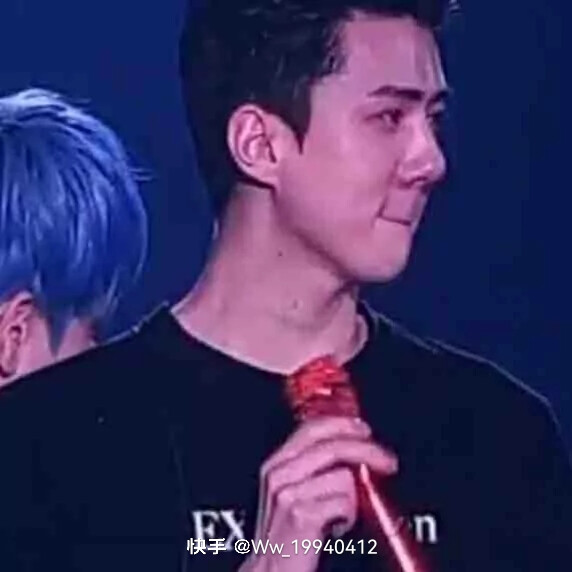 吴世勋 오세훈 Oh Se Hun sehun
韩国国籍
1994年4月12日出生于韩国首尔特别市，韩国男歌手、演员，韩国男子流行演唱组合EXO及团内分队EXO-K和EXO-SC成员。
2012年4月8日，以EXO、EXO-K组合成员身份在SBS“人气歌谣”舞台正式出道，是组合中年纪最小的。
2014年4月9日，主演的网络迷你剧《我邻居是EXO》播出；8月17日，参与录制综艺节目《Running Man》。
2015年6月26日，作为特别嘉宾参加真人秀节目《前往世界的尽头》；
11月21日，作为嘉宾参加美食节目《你看起来很好吃》。
2016年3月21日，吴世勋主演爱情片《我爱喵星人》，该片也是他首部电影作品。
9月16日，开始拍摄网络言情剧《亲爱的阿基米德》。
2018年，主演网剧《独孤：倒回》、《女神缔造者》，并作为固定MC出演推理综艺《犯人就是你》；
11月，随团发布正规五辑《Don't mess up my tempo》。
2019年6月28日，宣布同队友朴灿烈组成小分队EXO-SC，并同期发行专辑《What a life》