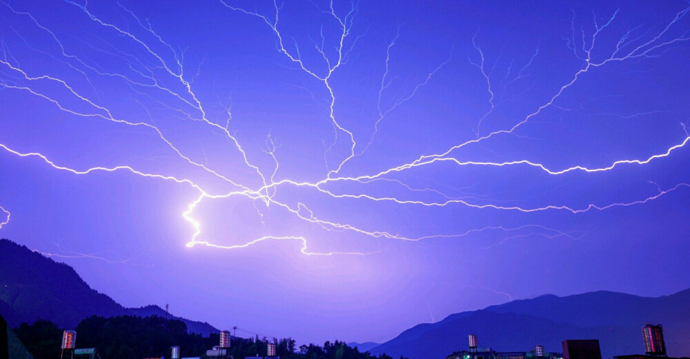 暴风雨前后，强雷电好壮观
这个场景最适合真心表白啦，如果是假的雷电会给你一鞭子
如果是真的会云开雾散就让你们一起看彩虹。
可惜只有我在拍哈哈