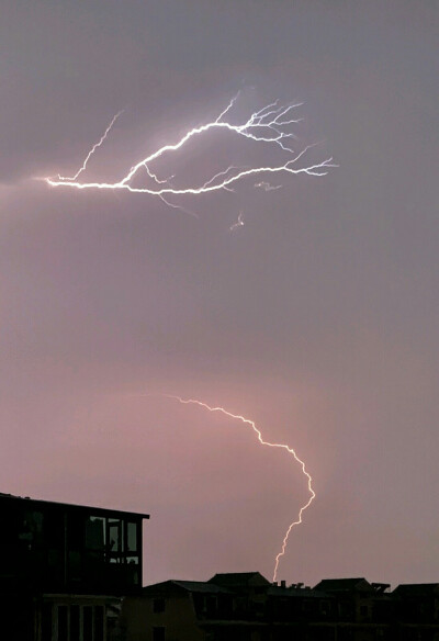 暴风雨前后，强雷电好壮观
这个场景最适合真心表白啦，如果是假的雷电会给你一鞭子
如果是真的会云开雾散就让你们一起看彩虹。
可惜只有我在拍哈哈