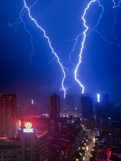 暴风雨前后，强雷电好壮观
这个场景最适合真心表白啦，如果是假的雷电会给你一鞭子
如果是真的会云开雾散就让你们一起看彩虹。
可惜只有我在拍哈哈