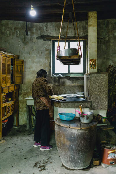 乖或不乖，阿太都爱
摄影：洪小漩
出镜：家人
五一节回的上虞。
面对又大了一圈的菲比，爷爷奶奶抱得有些费尽。
菲比会说更多话了，逗得大家直乐。