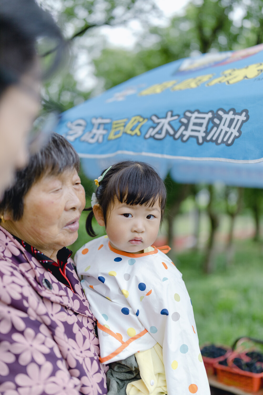 乖或不乖，阿太都爱
摄影：洪小漩
出镜：家人
五一节回的上虞。
面对又大了一圈的菲比，爷爷奶奶抱得有些费尽。
菲比会说更多话了，逗得大家直乐。