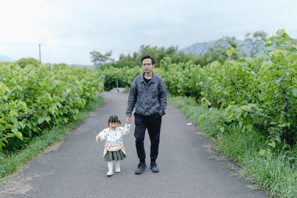 乖或不乖，阿太都爱
摄影：洪小漩
出镜：家人
五一节回的上虞。
面对又大了一圈的菲比，爷爷奶奶抱得有些费尽。
菲比会说更多话了，逗得大家直乐。