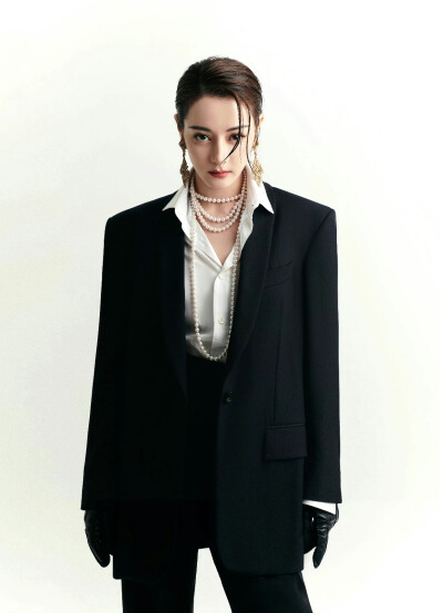 把热爱变成生活，将自然融入瞬间，迪丽热巴身穿经典黑色西装搭配复古珠宝出席“超时空生日派对”，果敢热烈，淡定从容，干净利落，用态度展现腔调，散发自信的迷人魅力，祝热巴30岁生日快乐！