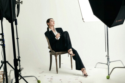 把热爱变成生活，将自然融入瞬间，迪丽热巴身穿经典黑色西装搭配复古珠宝出席“超时空生日派对”，果敢热烈，淡定从容，干净利落，用态度展现腔调，散发自信的迷人魅力，祝热巴30岁生日快乐！