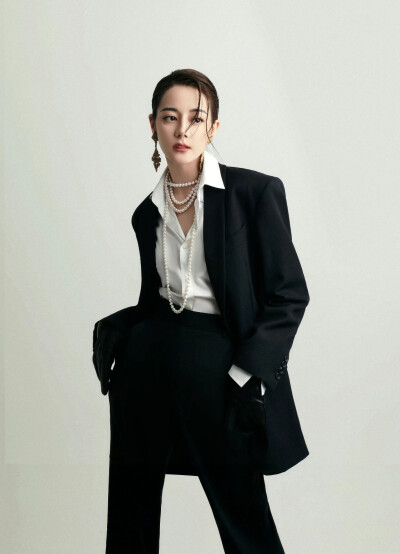 把热爱变成生活，将自然融入瞬间，迪丽热巴身穿经典黑色西装搭配复古珠宝出席“超时空生日派对”，果敢热烈，淡定从容，干净利落，用态度展现腔调，散发自信的迷人魅力，祝热巴30岁生日快乐！