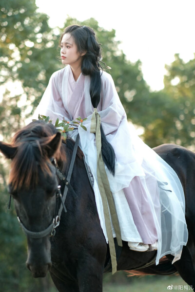 「 我想见你，不远万里。 」
摄影：@阳梅儿
#苏州约拍##张家港约拍##汉服约拍# ​​​