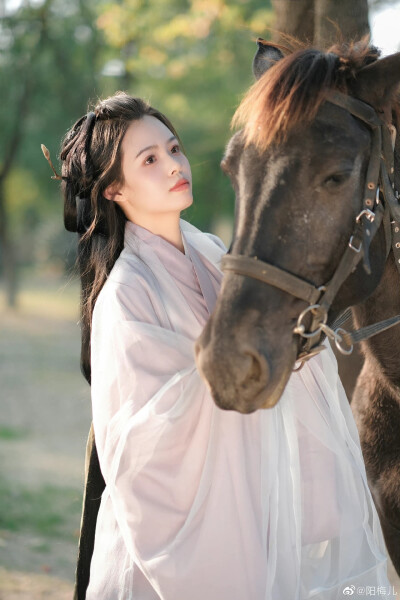 「 我想见你，不远万里。 」
摄影：@阳梅儿
#苏州约拍##张家港约拍##汉服约拍# ​​​