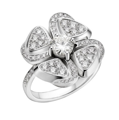  Bulgari 宝格丽「Fiorever」系列寓意永恒的花朵，灵感源自古罗马历史遗迹中的花卉装饰 白金挂坠项链、耳坠、戒指、手镯 镶嵌圆形切割钻石