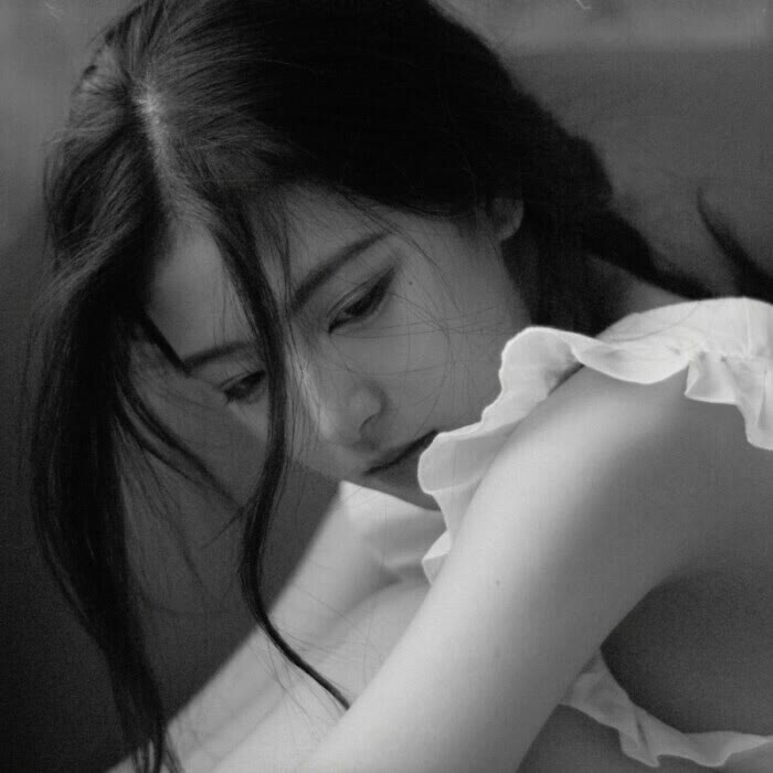 压迫感黑白系头像女