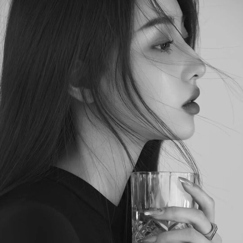 压迫感黑白系头像女