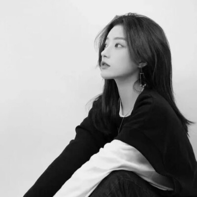 压迫感黑白系头像女