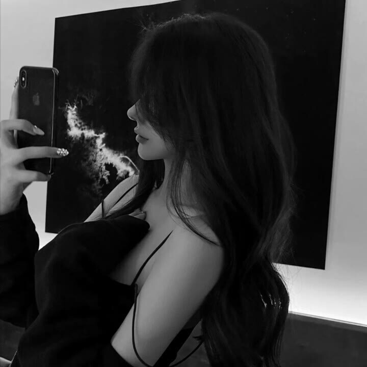 压迫感黑白系头像女