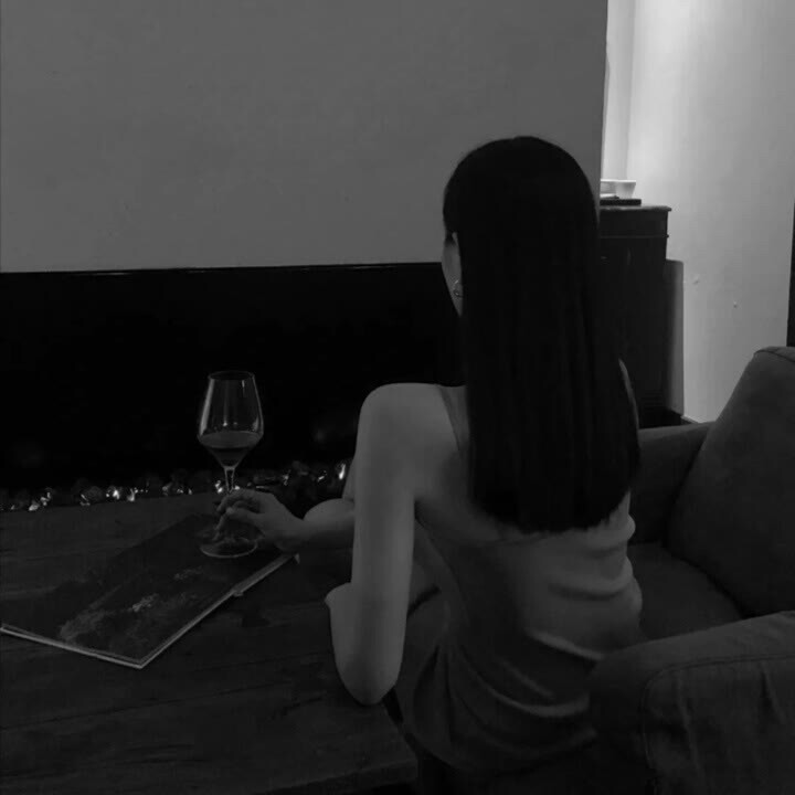 压迫感黑白系头像女