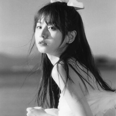 压迫感黑白系头像女