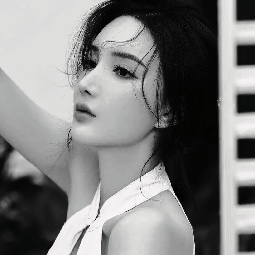 压迫感黑白系头像女