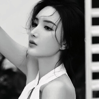 压迫感黑白系头像女