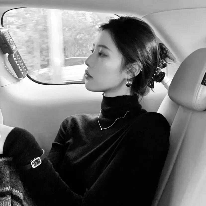 压迫感黑白系头像女
