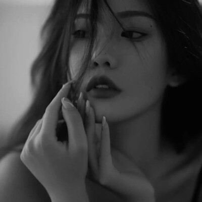 压迫感黑白系头像女
