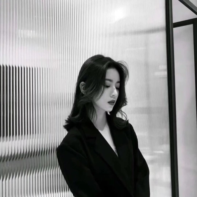 压迫感黑白系头像女