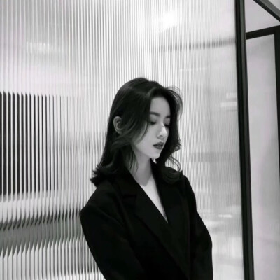 压迫感黑白系头像女