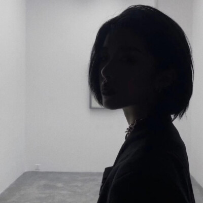 压迫感黑白系头像女