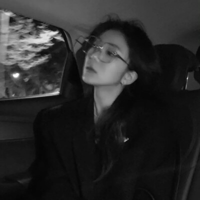 压迫感黑白系头像女