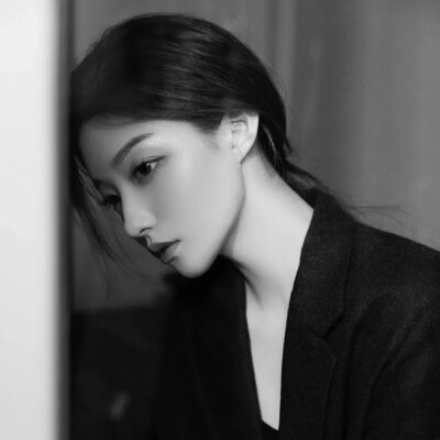 压迫感黑白系头像女