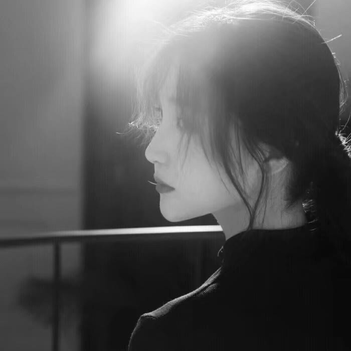 压迫感黑白系头像女