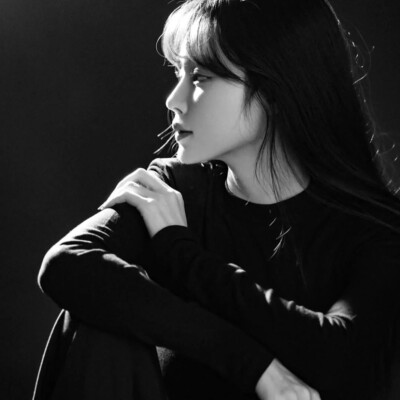 压迫感黑白系头像女