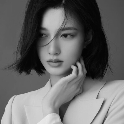 压迫感黑白系头像女
