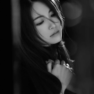 压迫感黑白系头像女
