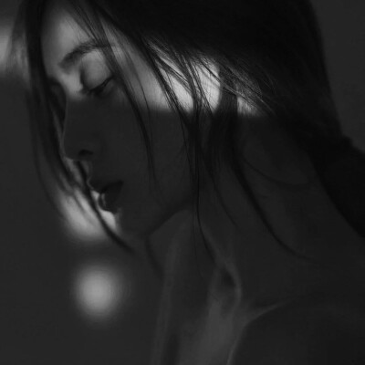 压迫感黑白系头像女