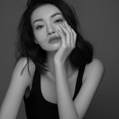 压迫感黑白系头像女
