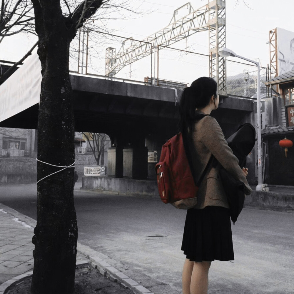 他好像一直在等着那个没有带钥匙的人