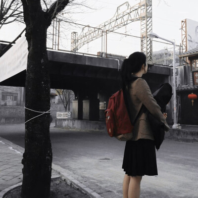 他好像一直在等着那个没有带钥匙的人