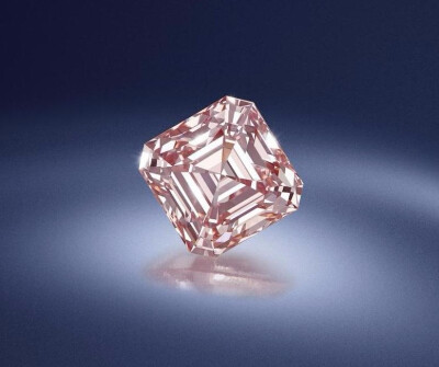 Bonhams 邦瀚斯伦敦拍卖 方形阶梯式切割粉钻 重 5.03ct，经 GIA 鉴定为 Fancy Pink 色级，VS1 净度。成交价222.9万英镑