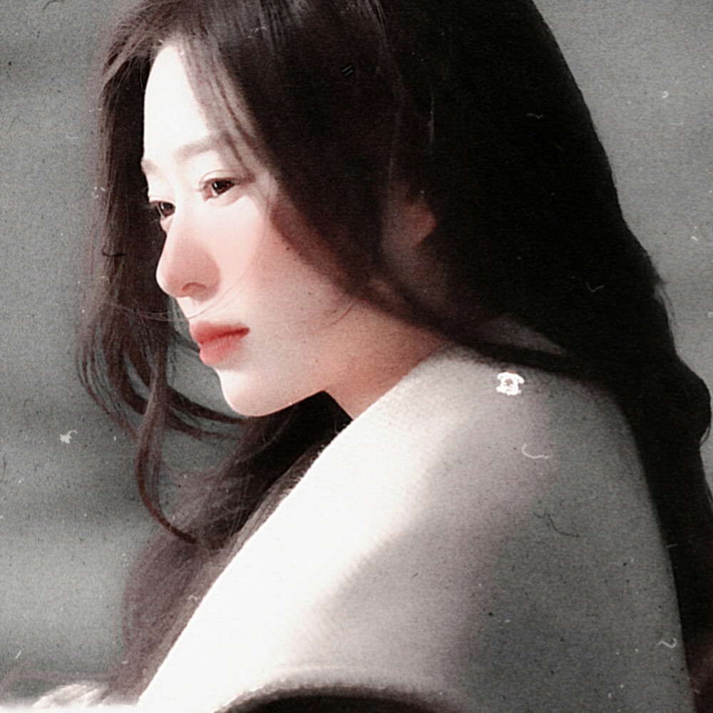 ⑉ 女孩始终是女孩 再冷漠也会喜欢花.
小卷想吃烤红薯/金珉周头像.
