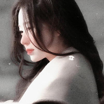 ⑉ 女孩始终是女孩 再冷漠也会喜欢花.
小卷想吃烤红薯/金珉周头像.
